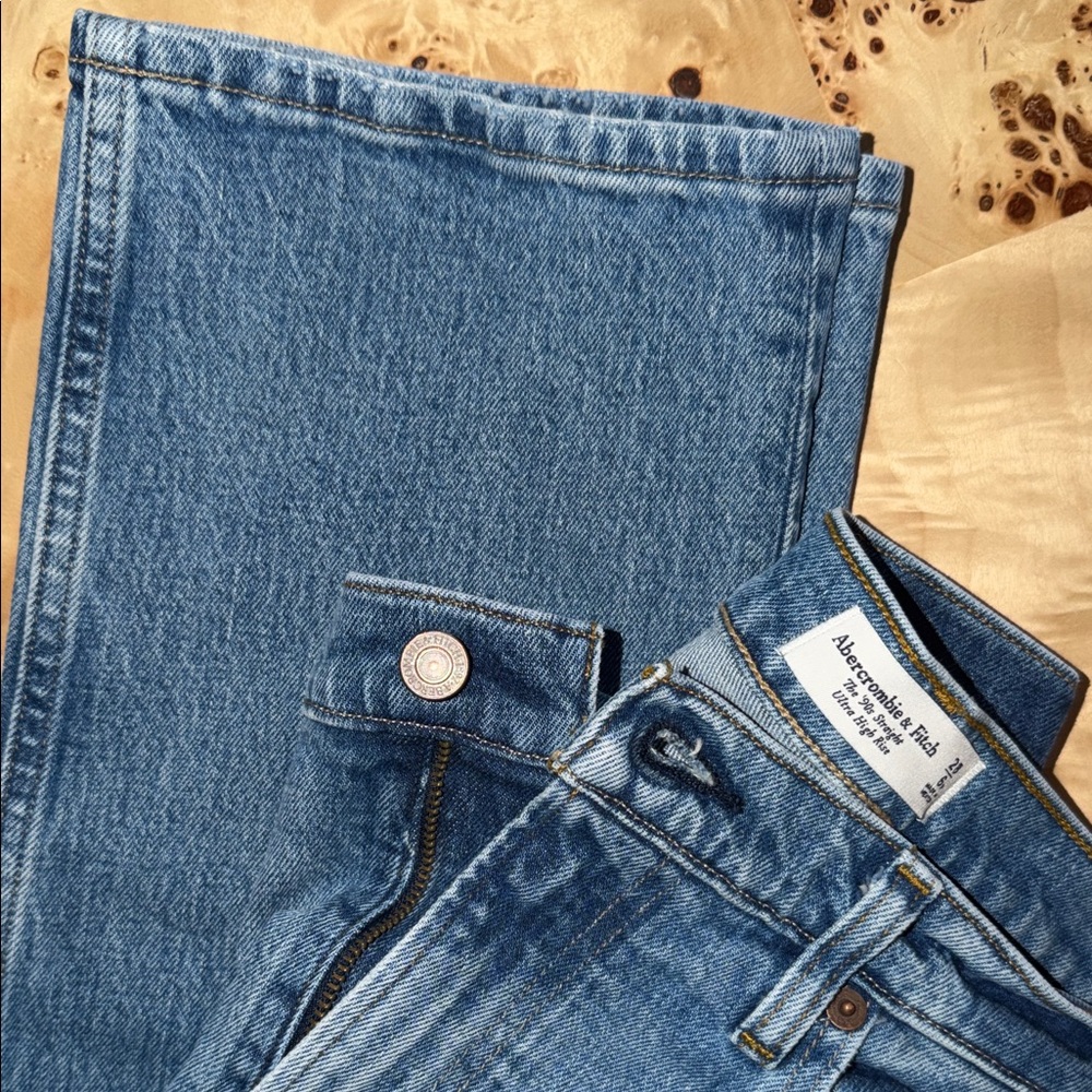 Abercrombie the 90s straight ultra high rise size 28R medium wash